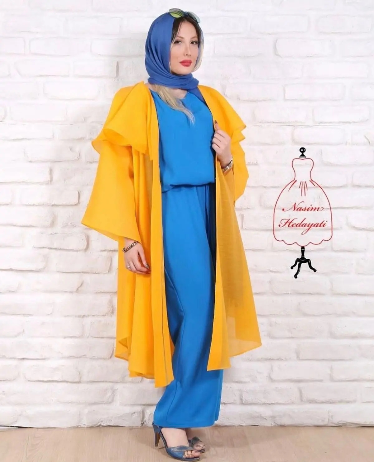 مانتوی زرد با شال یا روسری آبی