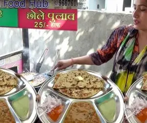 غذای خیابانی؛ خوراکی که این خانوم بغل جاده میپزه هزار هزار مرد واسش تو صف هستن