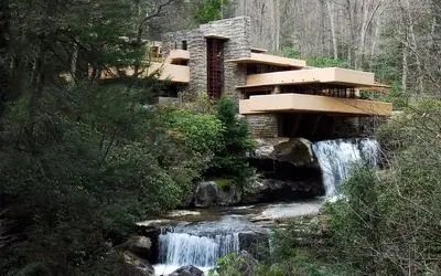 عجیب ترین خونه ها؛ خاص ترین خونه جهان روی آبشار ساخته شده انگار دهن داره ازش آب مییاد