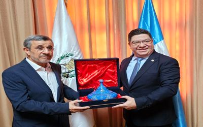 (عکس) محمود احمدی نژاد با این هدیه 3 میلیونی رفت گواتمالا