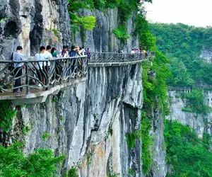 زیباترین مکان‌های روی زمین؛ یه پل معلق رو دره زدن باید 100 هزارتا پله بری تا برسی بهش