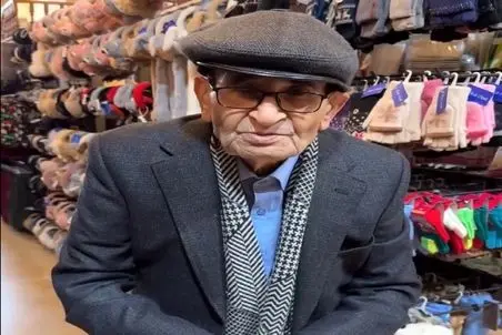 آواز احساسی؛ چطور این پیرمرد گوگولی رو راضی کردن یه همچین دابسمش بامزه ای بره