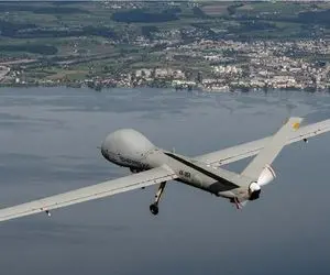 (فیلم) انهدام پهپاد هرمس اسرائیل با شلیک پدافند در شرق اصفهان