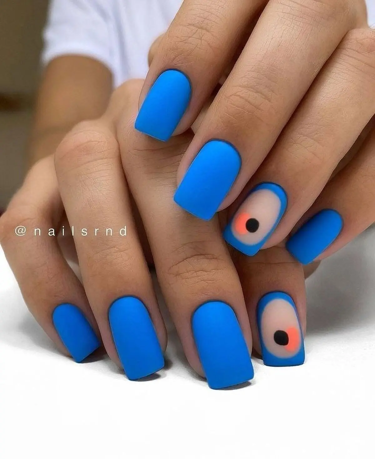طراحی ژلیش ناخن آبی