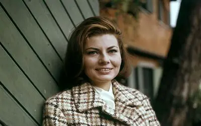 سفر به ایام قدیم سال 1332؛ ثریا اسفندیاری با استایل بوهو در ساحل فرانسه