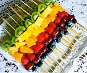 میوه آرایی شب یلدا؛ تزئین میوه با سیخ چوبی 