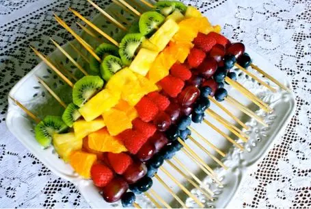 میوه آرایی شب یلدا؛ تزئین میوه با سیخ چوبی 