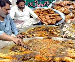 غذای خیابانی؛ ببینید این آشپزهای سن بالا با کلی تجربه چه ماهی تو پیاده رو سرخ میکنن