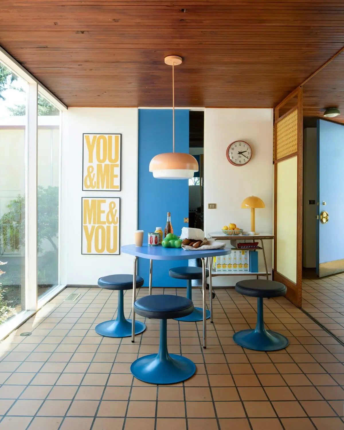 ray-pendant-over-a-round-table