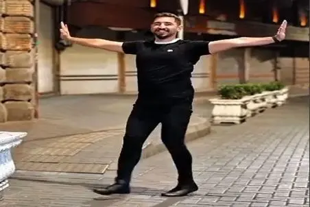 آواز محلی؛ ببینید پسره با آهنگ نارینجا باخ نارینجا چه قشنگ میاد وسط با خنده و شوخی