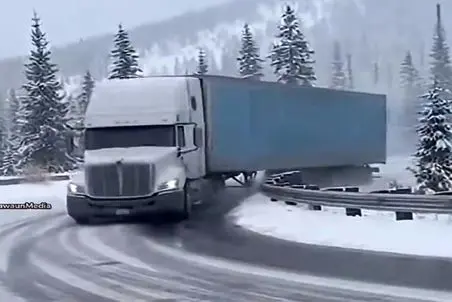 معماری طبیعت؛ آدم رو سگ بگیره ولی جو نگیره مثل این راننده تریلی