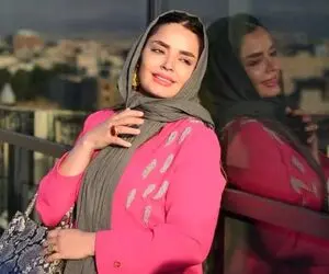 ژست جلف و زشت خانم بازیگر در کنار اسب خیلی بزرگش! +عکس