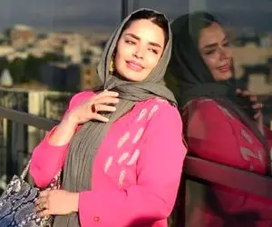 ژست جلف و زشت خانم بازیگر در کنار اسب خیلی بزرگش! +عکس