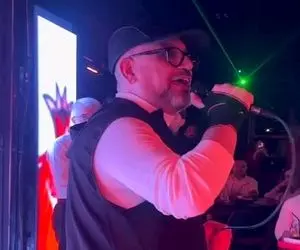 آواز اصل و نسبی؛ رضا رشیدپور خواننده اونور آبی رو با خوندنش 50 متر شوت کرد هوا