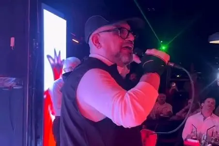 آواز اصل و نسبی؛ رضا رشیدپور خواننده اونور آبی رو با خوندنش 50 متر شوت کرد هوا