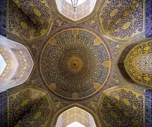 (عکس) تابلوی متفاوت در یک مکان مذهبی 