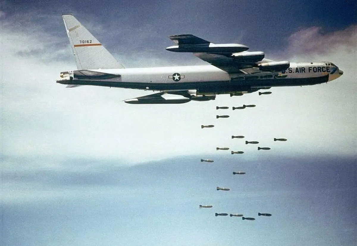800px-Boeing_B-52_dropping_bombsF