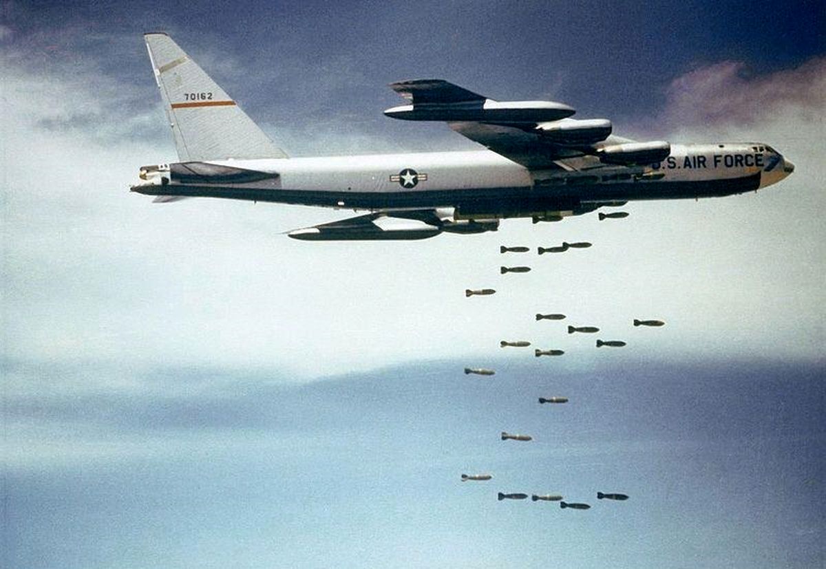 800px-Boeing_B-52_dropping_bombsF