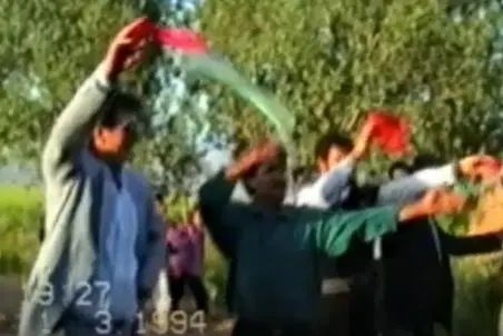 آواز محلی؛ رقص ساوجبلاغی دسته جمعی با ساز و دهل خاصشون