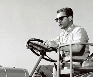 سفر به ایام سال 1341؛ تراکتور سواری محمدرضا پهلوی در دیار پدریش