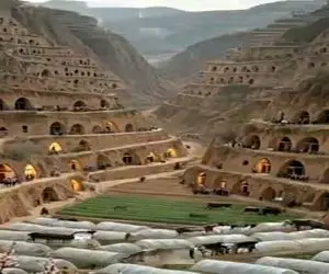 معماری خلاقانه؛ قبیله شهرگریز تو کوه ها خونه ساختن جای لامپ مشعل دارن شبش رویایی میشه