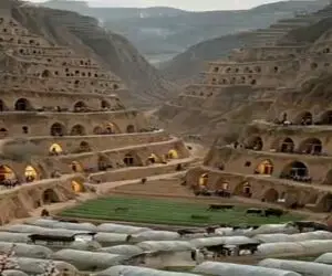 معماری خلاقانه؛ قبیله شهرگریز تو کوه ها خونه ساختن جای لامپ مشعل دارن شبش رویایی میشه
