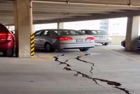 معماری طبیعت؛ آسفالت دهن باز کرد ماشینو قورت داد