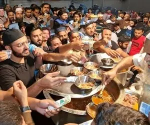 غذای خیابانی؛ ببینید واسه صبحانه کنار جاده این پیرمرد چه جمعیتی از کله صبح صف می بندن