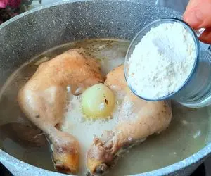 آموزش آشپزی؛ به آب مرغ در حال جوش آرد اضافه کنید نتیجه فوق‌العاده است!