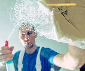 ترفندای خونگی واسه رفع خط و خش میز شیشه ای؛ اینجا یاد میگیری چطوری صاف و صوفش کنی!