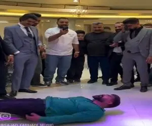آواز شاد؛ مرد عین شلنگی که از دست در میره وسط تالار خزید مهمونا انگار براشون عادیه
