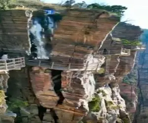 کاوش در طبیعت / ریزش کوه با غرش وحشتناک و با هیبت که هر گوشی رو کر میکنه