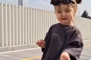 آواز شاد؛ پایکوبی دختر بچه که مثل فرشته هاس دل آدم با دیدنش دو جین بچه میخواد