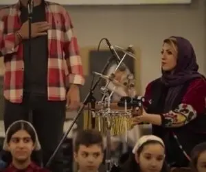 آواز شاد؛ نوازندگی قشنگ آریا تو فرودگاه که مردم پروازو هوتوتو کردن وایسادن تماشا