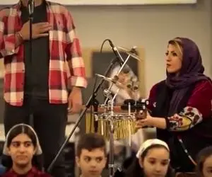 آواز شاد؛ نوازندگی قشنگ آریا تو فرودگاه که مردم پروازو هوتوتو کردن وایسادن تماشا