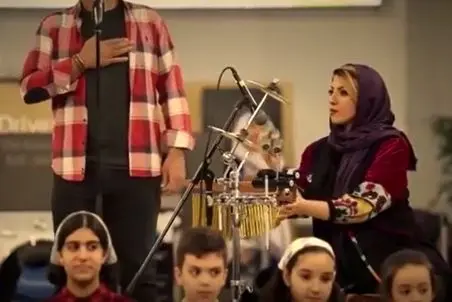 آواز شاد؛ نوازندگی قشنگ آریا تو فرودگاه که مردم پروازو هوتوتو کردن وایسادن تماشا