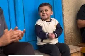 آواز شاد؛ بچه قلقلی بند انگشت اندازشه ولی با آوازش چنان مجلس گردونی میکنه بیا و ببین