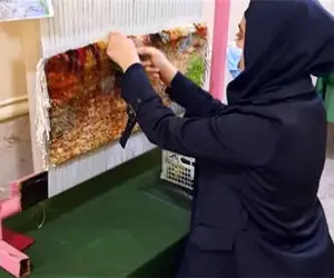 دختر کم‌توان ذهنی اهوازی تاروپود زندگی را به هم می‌بافد