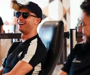 (عکس) اهدای ادکلن یک میلیون و ۷۰۰ هزارتومانی به کریستیانو رونالدو