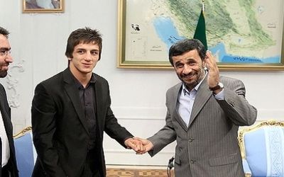 محمود احمدی نژاد: مجوز حمید سوریان جعلی است!