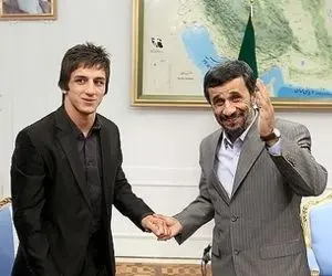 محمود احمدی نژاد: مجوز حمید سوریان جعلی است!