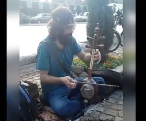 آواز خیابانی؛ آقای سربند دار چه با احساس آهنگ امشب شب مهتاب حبیبم رو میخوامو میزه