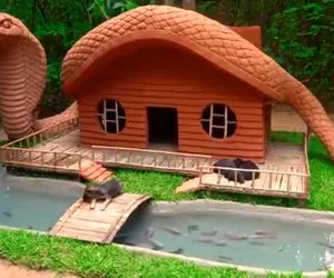 معماری خلاقانه؛ آقاهه با چوب و گل یه کلبه واسه سگ هاش ساخته شکل پیتون غول پیکر