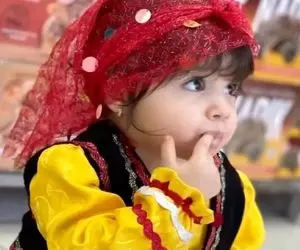 آواز شاد؛ دختر مینی شمالی با لباس محلی تو مغازه زیتون فروشی با آهنگ سلیمه چه رقصی کرد