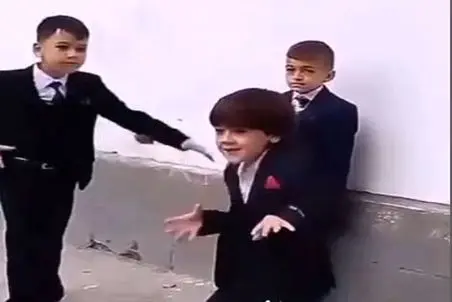 آواز محلی؛ ببینید این دوتا پسر چقد باحال با کت و شلوار میرقصن؛ بچه انقد پایه ندیدن 