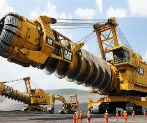 ابزارآلات غول پیکر؛ اپراتور بیل مکانیکی مته کوه خوار نصب کرد دو سوت تونل بزنه