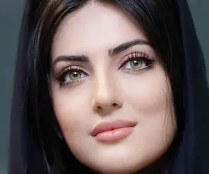 عکس هلیا امامی با کت و پیراهن مردانه و پشت زمینه زیبا!