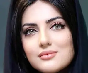 عکس هلیا امامی با کت و پیراهن مردانه و پشت زمینه زیبا!