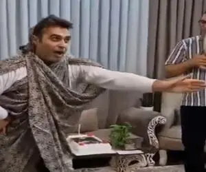 آواز شاد؛ یکی داره دف میزنه اونیکی هم چادر ننشو برداشته بسته دور کمرش داره میرقصه