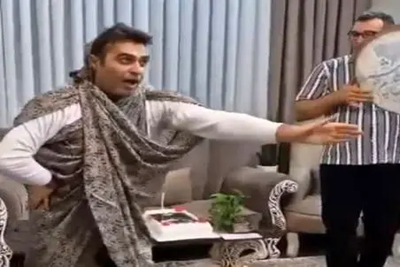 آواز شاد؛ یکی داره دف میزنه اونیکی هم چادر ننشو برداشته بسته دور کمرش داره میرقصه